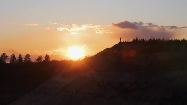 Man Top Van Berg Bij Roze Zonsondergang Succes Overwinning — Stockvideo