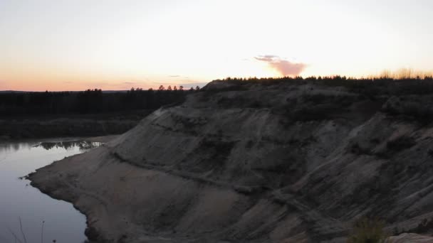 砂岩と湖の風景の上に沈む夕日 — ストック動画