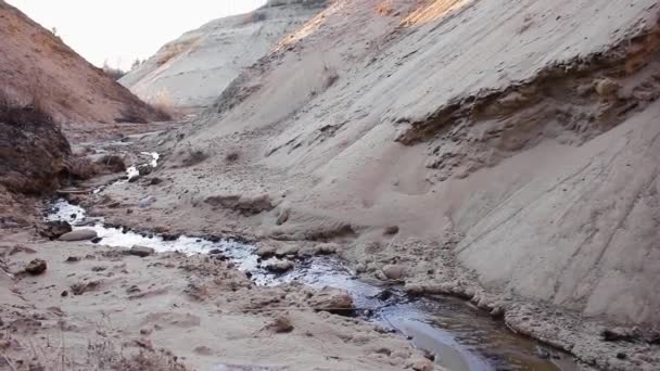 砂丘の間の渓流砂漠の峡谷の風景 — ストック動画