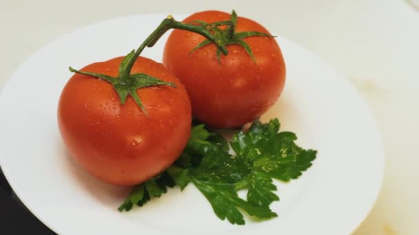 盘子里的西红柿飞着欧芹蔬菜节食营养 — 图库视频影像