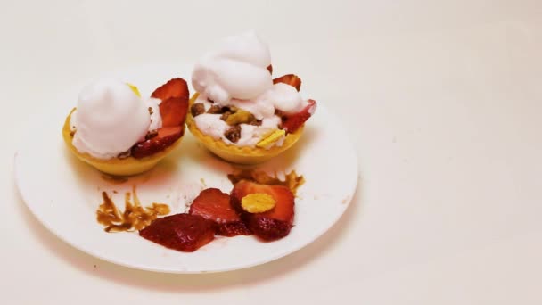 Gâteau Sur Une Assiette Aux Noix Fraise Avec Chocolat Sur — Video