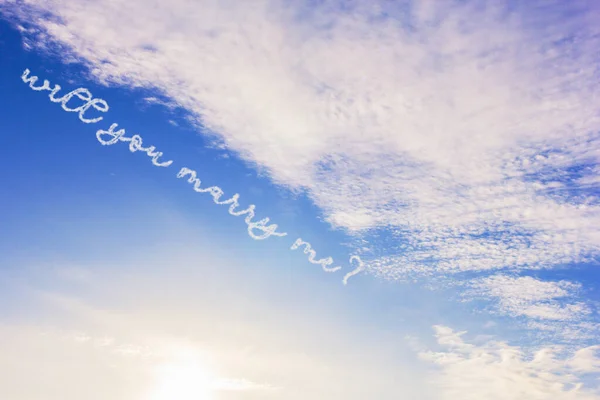 Gökyüzü bulutları soruyla Benimle evlenir misin bulutlu manzara