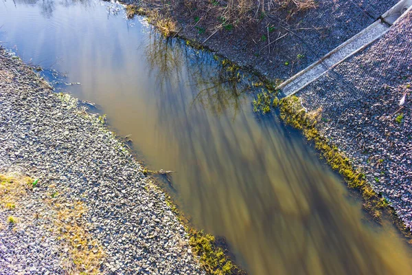 Afvoer kanaal in de stad milieu ecologie water — Stockfoto