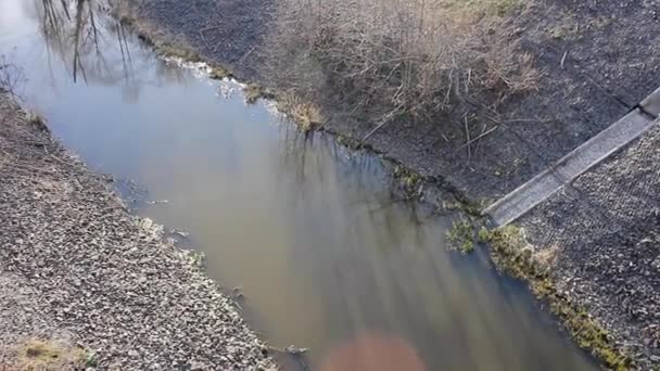 Avlopp kanal i stadens miljö ekologi vatten — Stockvideo