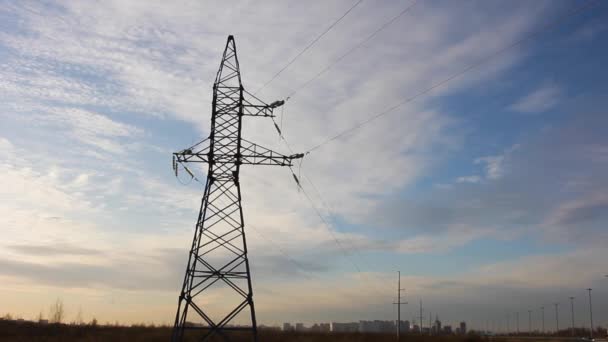 Strommasten in städtischen Energieinfrastrukturleitungen — Stockvideo