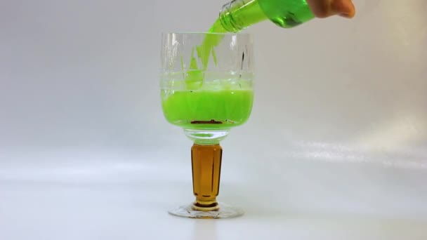水晶玻璃杯中的绿魔法药水 — 图库视频影像