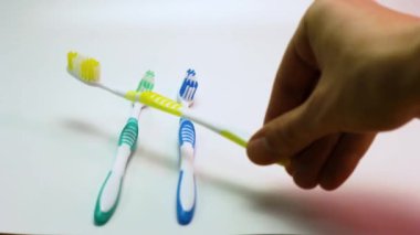 Beyaz arka planda diş fırçaları ve sakızlar. Ağızdan nefes alma tazeliği.