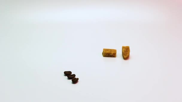 歯ブラシコーヒー豆と砂糖 白を基調とした白化と歯のケア — ストック動画