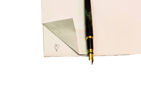 Schrijven Liefdesbrieven Met Pen Inkt Hart Vorm Geïsoleerde Copyspace — Stockfoto