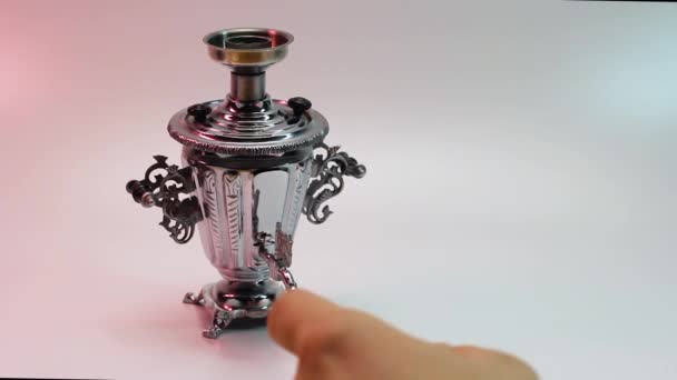 Samovar Een Kleine Oude Waterkoker Apparatuur Witte Achtergrond — Stockvideo