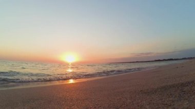  Gün batımında gelgit, kumsalda deniz dalgaları yavaşça yaz mevsiminde