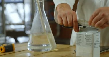 Erkek işçi likör şişesi atölyesinde 4 k incelenmesi