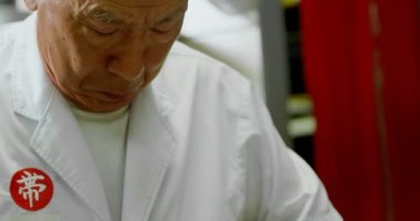 Erkek Şef mutfak 4 k restoranda çalışan