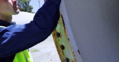 Erkek işçi Güneş İstasyonu 4 k beton tünel incelenirken dijital tablet kullanma