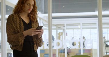 Genç işkadını cep telefonu kullanma office 4 k