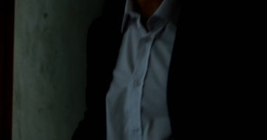 Olgun işadamı 4 k otel odasında pencere dışında arıyorsunuz