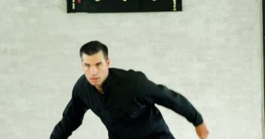 Kung fu fighter fitness Studio 4 k kılıçla dövüş sanatları uygulamak