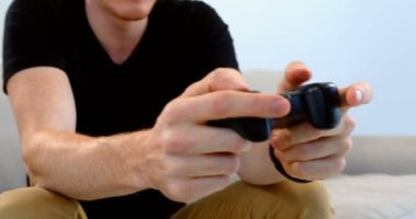 Adam ev 4 k oturma odasında bilgisayar oyunu oynamak