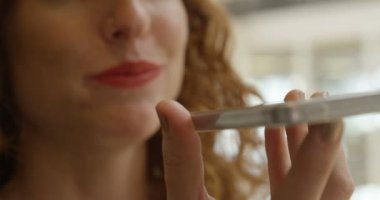 Genç işkadını üstünde hareket eden telefon Office 4 k konuşmak