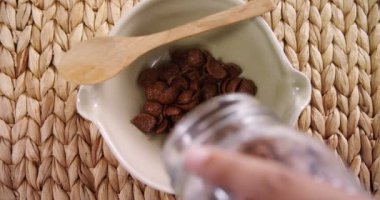 Bir kapta 4 k çikolata pul dökülmesini el Close-up