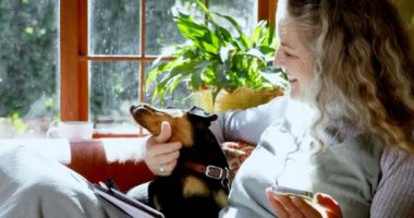 Olgun kadın evde 4 k köpeğini oturma odasında sevişme