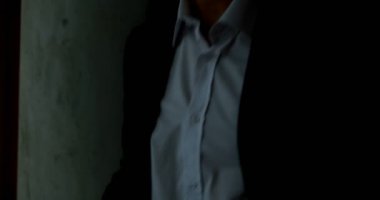 Olgun işadamı 4 k otel odasında pencere dışında arıyorsunuz