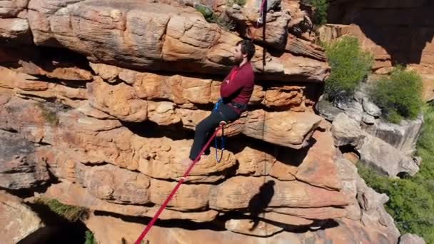 Hombre Highliner Sentado Una Cuerda Sobre Montañas Rocosas Campo — Vídeos de Stock