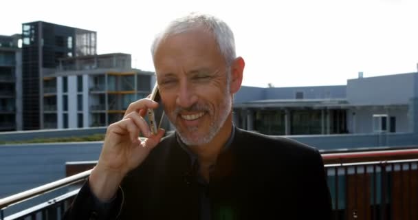 Reifer Geschäftsmann Telefoniert Auf Hotelbalkon — Stockvideo