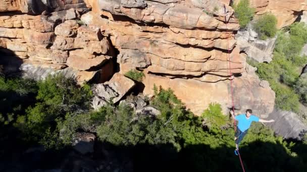 Hombre Highliner Caminando Una Cuerda Sobre Montañas Rocosas Campo — Vídeos de Stock