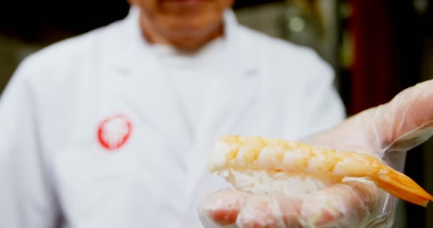 Sección Media Del Chef Masculino Sosteniendo Arroz Con Mariscos Cocina — Vídeo de stock