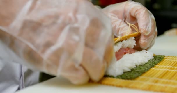 Połowie Sekcji Mężczyzna Szef Kuchni Przygotowuje Ryż Roll Kuchni — Wideo stockowe