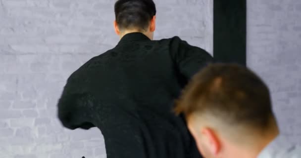 Kung Fighters Öva Kampsporter Fitnesstudion — Stockvideo