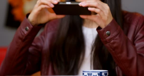 Kvinnan Tar Foto Måltid Med Mobiltelefon Restaurang — Stockvideo