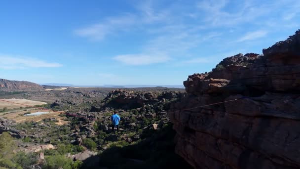 Hombre Highliner Sentado Una Cuerda Sobre Montañas Rocosas Campo — Vídeos de Stock