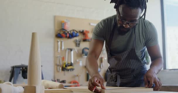 Marquage Menuisier Avec Crayon Sur Bois Dans Atelier — Video