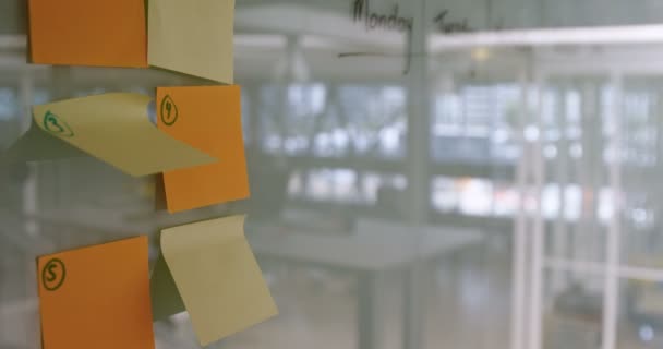 Sticky Notes Megragadt Fehér Tábla Irodában — Stock videók