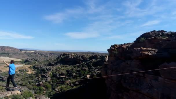 Mannelijke Highliner Walkng Aan Een Touw Boven Rocky Mountains Platteland — Stockvideo