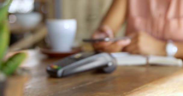 Adolescente Fazendo Pagamento Através Nfc Restaurante — Vídeo de Stock