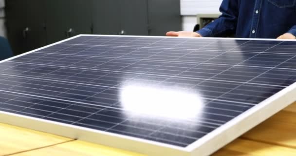 太陽の駅事務所 で太陽電池パネルの作業男性労働者 — ストック動画