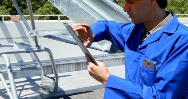 Trabajador Masculino Usando Tableta Digital Estación Solar Día Soleado — Vídeo de stock