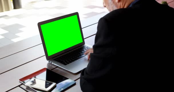 成熟的商人使用笔记本电脑在酒店4K — 图库视频影像