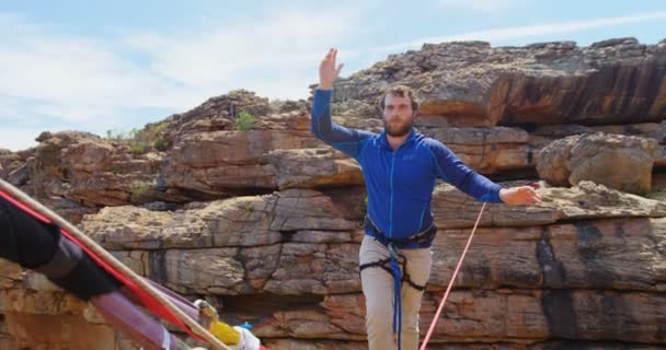 Mountaineer Começa Andar Corda Bamba Entre Montanha — Vídeo de Stock