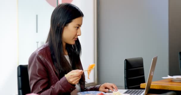 Mujer Joven Tomando Sushi Mientras Usa Portátil Restaurante — Vídeo de stock