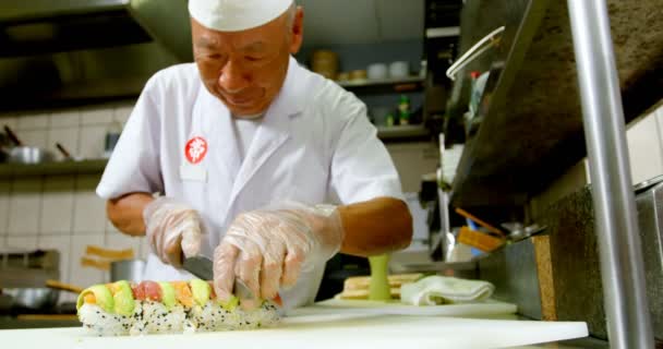 Mężczyzna Szef Kuchni Przygotowuje Sushi Kuchni Restauracji — Wideo stockowe