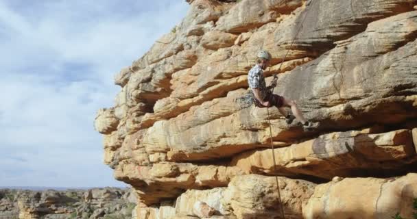 Mountaineer Rapel Descendo Colina Com Ajuda Corda Dia Ensolarado — Vídeo de Stock