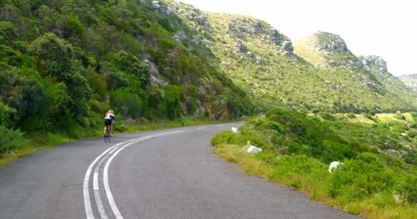 Achteraanzicht Van Vrouwelijke Fietser Fietsen Fiets Een Platteland Weg — Stockvideo