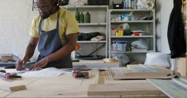 Menuisier Travaillant Table Dans Atelier — Video