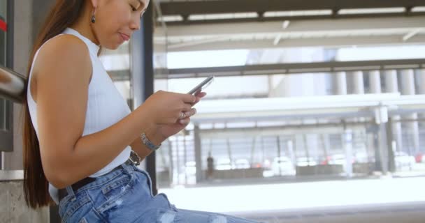 Усміхнена Дівчина Підліток Використовує Мобільний Телефон Зупинці — стокове відео