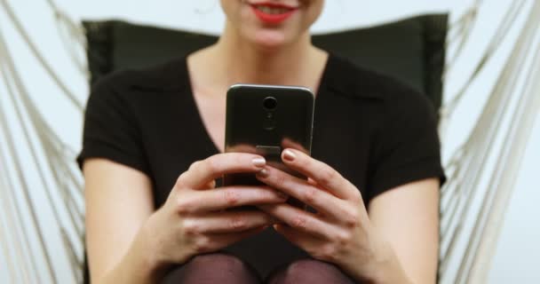 Бізнес Леді Використовуючи Мобільний Телефон Розслабляючись Гамаку Офісі — стокове відео