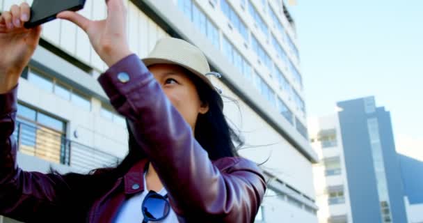 Jonge Vrouw Nemen Foto Met Mobiele Telefoon Stad Straat — Stockvideo